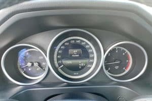 Mercedes-Benz-E-200-BLUETEC-2015-(6)