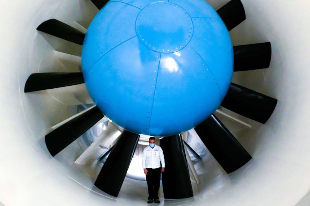 https://autogreeknews.gr/wp-content/uploads/2022/03/halo-wind-tunnel-main-fan-with-associate.jpg