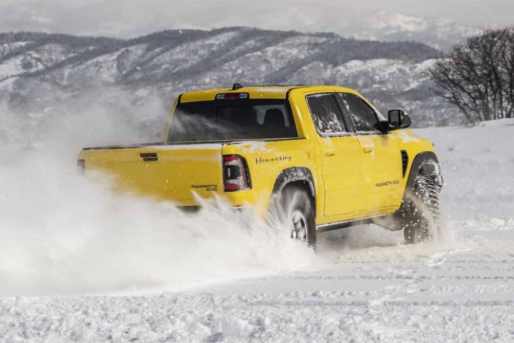 https://autogreeknews.gr/wp-content/uploads/2022/03/hennessey-mammoth-1000-trx-in-the-snow-1.jpg