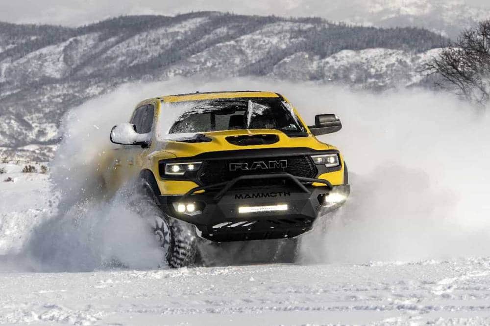 https://autogreeknews.gr/wp-content/uploads/2022/03/hennessey-mammoth-1000-trx-in-the-snow-3.jpg