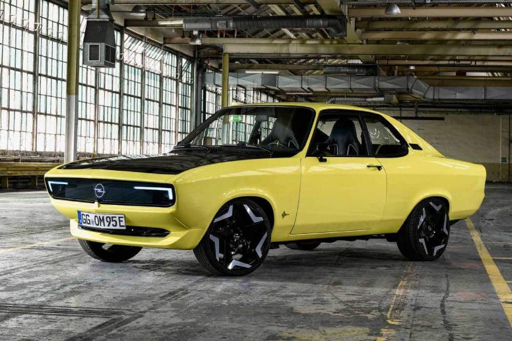 https://autogreeknews.gr/wp-content/uploads/2022/03/opel-manta-gse-elektromod-erste-sitzprobe-1.jpg