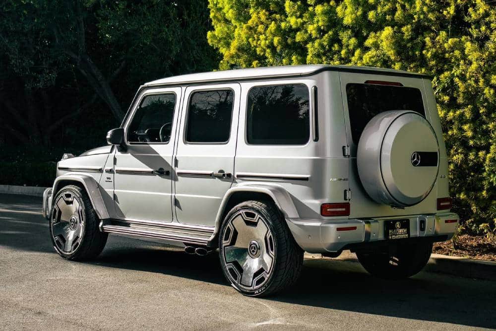 https://autogreeknews.gr/wp-content/uploads/2022/03/which-is-cooler-silver-mercedes-amg-g-63-on-24s-or-4.jpg