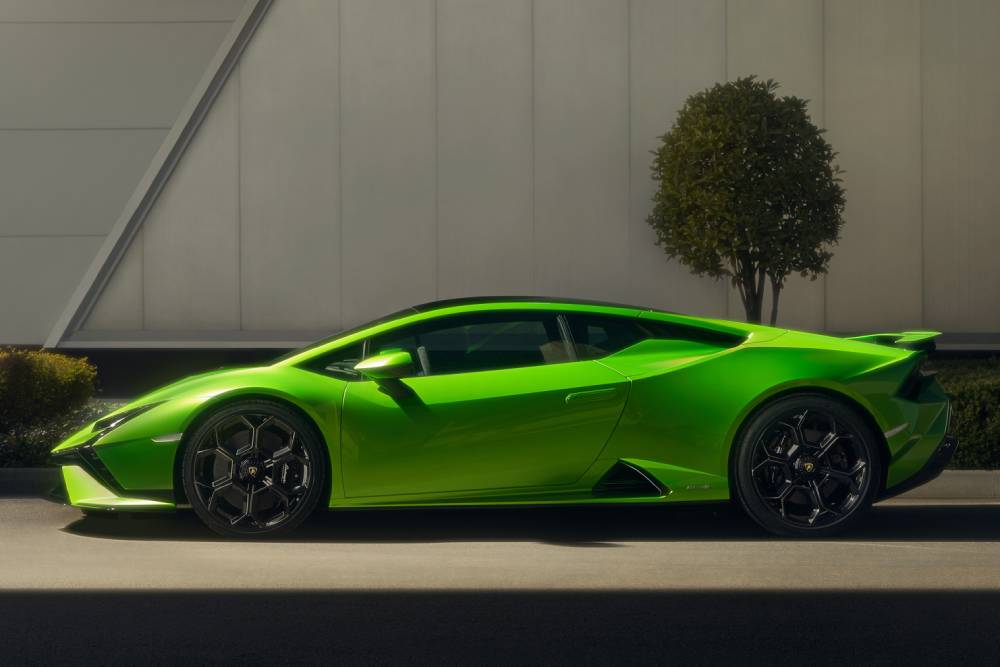 https://autogreeknews.gr/wp-content/uploads/2022/04/2022-Lamborghini-Huracan-Tecnica-00002.jpg
