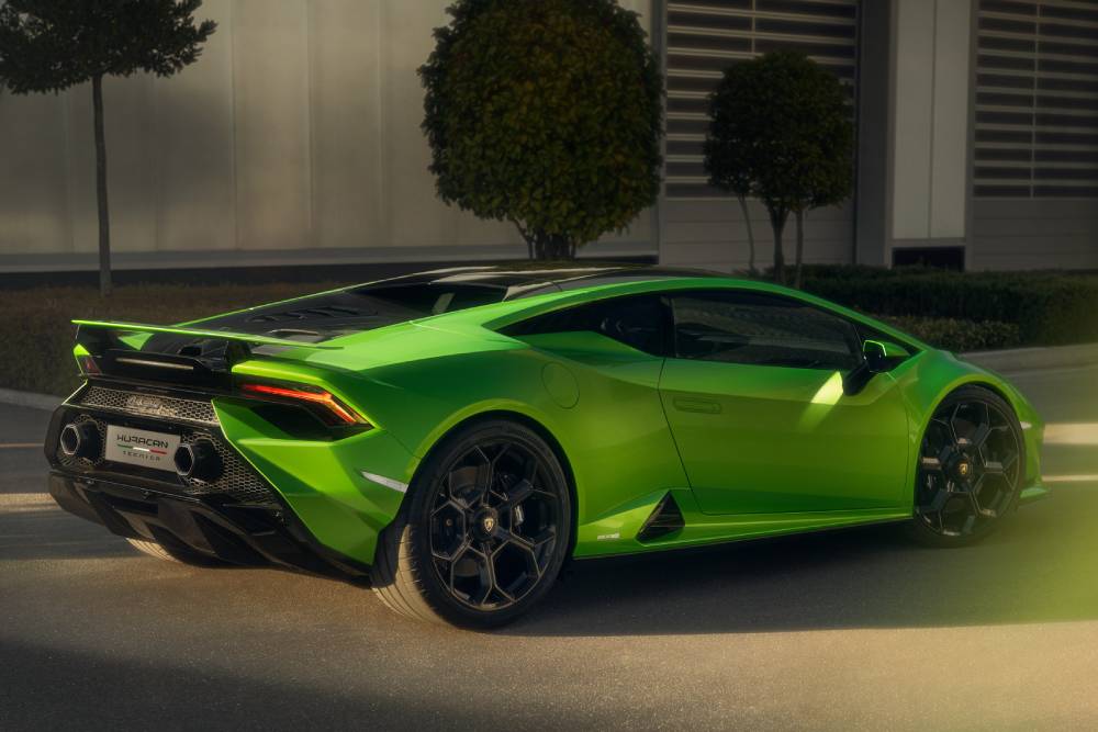 https://autogreeknews.gr/wp-content/uploads/2022/04/2022-Lamborghini-Huracan-Tecnica-00003.jpg