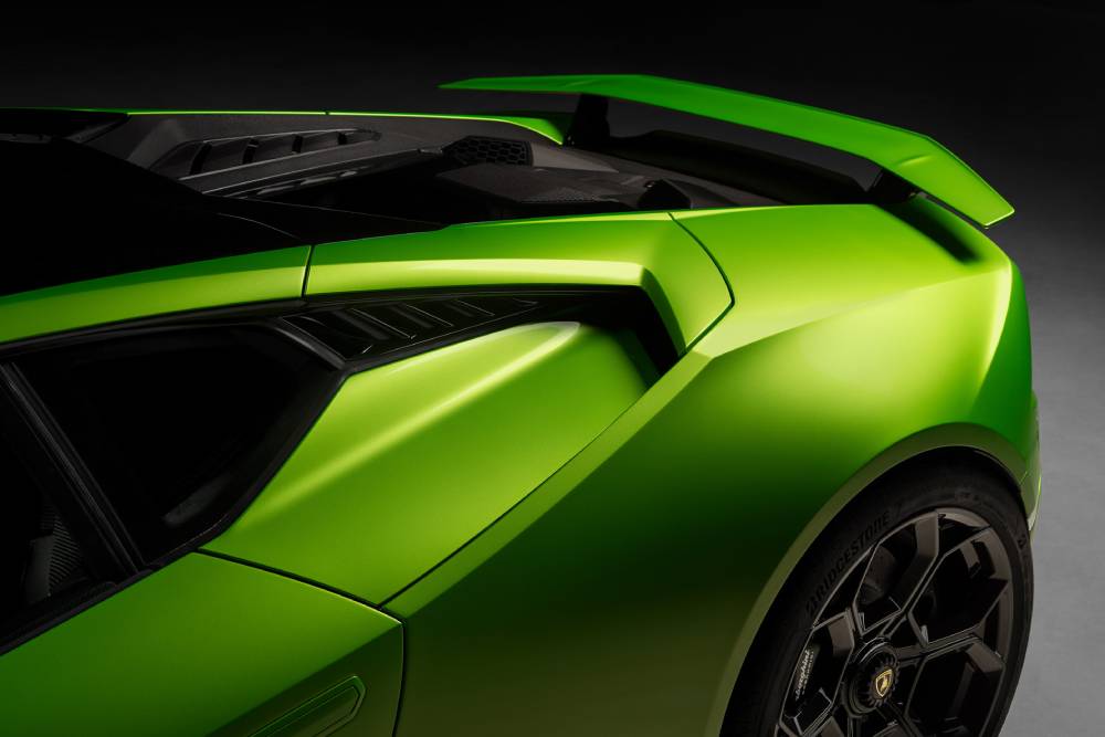 https://autogreeknews.gr/wp-content/uploads/2022/04/2022-Lamborghini-Huracan-Tecnica-00019.jpg