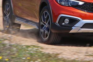 Fiat-Tipo-Cross-kinisi