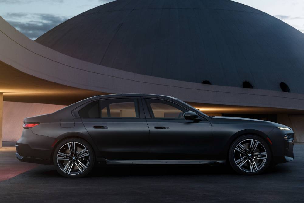https://autogreeknews.gr/wp-content/uploads/2022/04/P90458156_The_new_BMW_760i_xDrive._European_model_shown-copy.jpg
