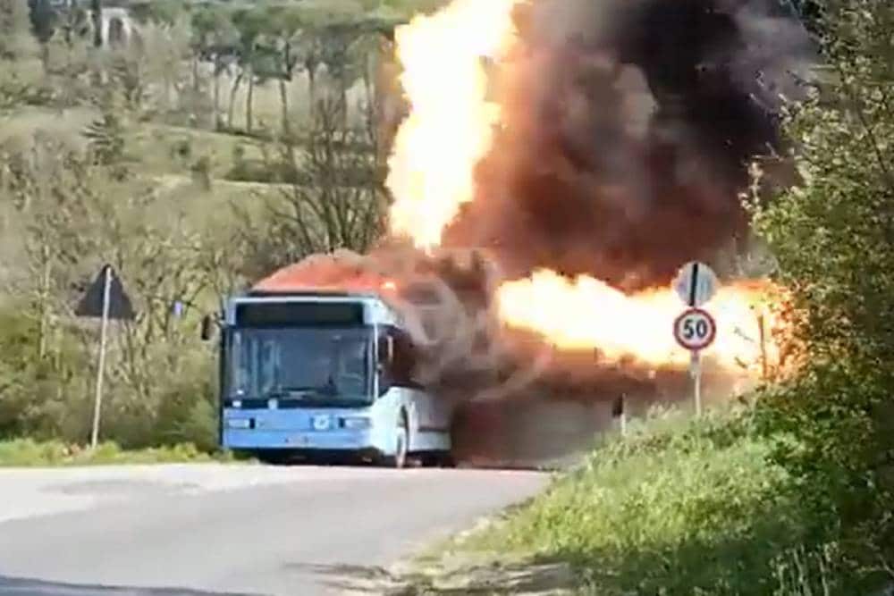 https://autogreeknews.gr/wp-content/uploads/2022/04/cng-tanks-burst-on-bus.jpg