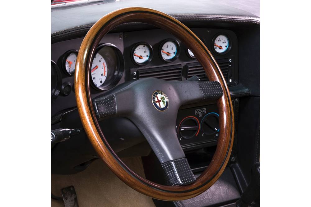https://autogreeknews.gr/wp-content/uploads/2022/04/fca-heritage-restores-alfa-romeo-sz-4.jpg
