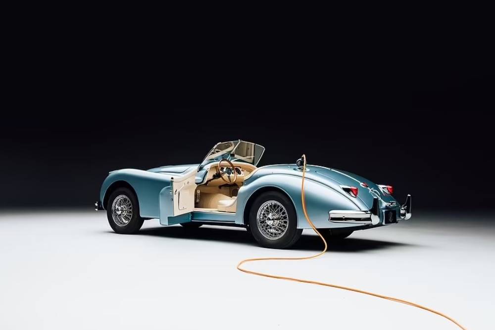 https://autogreeknews.gr/wp-content/uploads/2022/04/jaguar-xk140-ev-by-lunaz-04.jpg