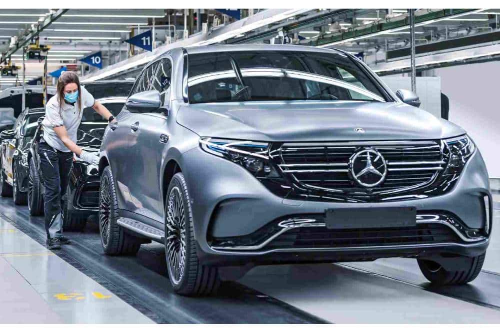 https://autogreeknews.gr/wp-content/uploads/2022/04/mercedes-eqs-assembly-line.jpg
