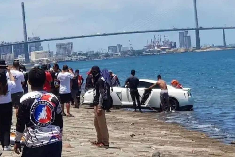 https://autogreeknews.gr/wp-content/uploads/2022/04/nissan-gt-r-rolled-off-to-sea-03.jpg