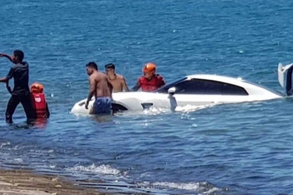 https://autogreeknews.gr/wp-content/uploads/2022/04/nissan-gt-r-rolled-off-to-sea.jpg