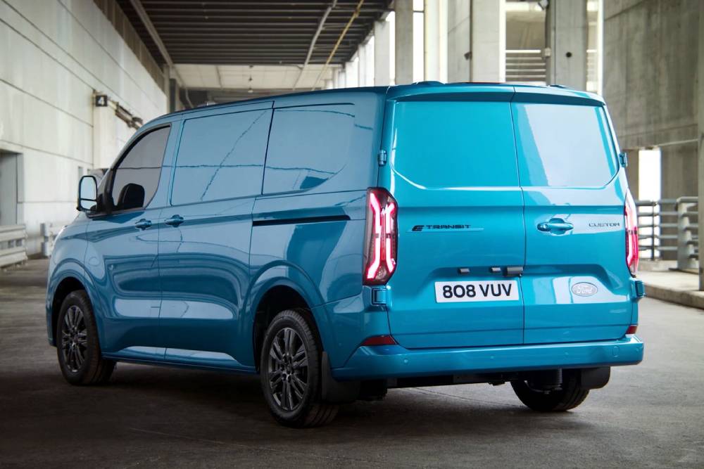 https://autogreeknews.gr/wp-content/uploads/2022/05/2023-Ford-E-Transit-Custom-4.jpg