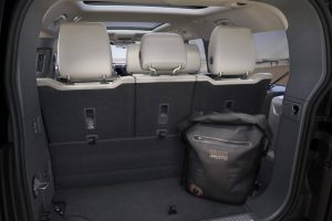 2023-Land-Rover-Defender-130-006