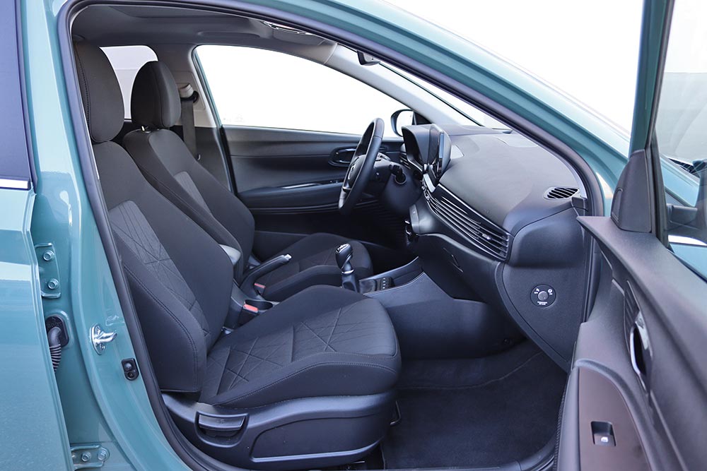 https://autogreeknews.gr/wp-content/uploads/2022/05/Hyundai-Bayon-interior-front.jpg