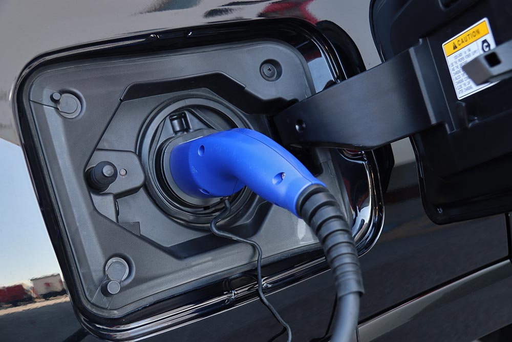 https://autogreeknews.gr/wp-content/uploads/2022/05/Toyota-RAV4-PHEV-charging.jpg