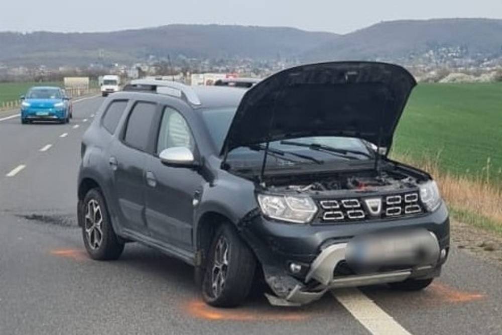 https://autogreeknews.gr/wp-content/uploads/2022/05/dacia-duster-puts-ferrari-sf90-to-sleep-following-1.jpg