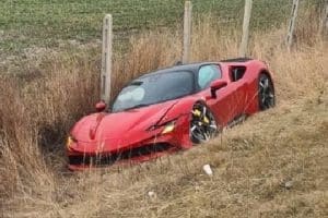 dacia-duster-puts-ferrari-sf90-to-sleep-following- (2)