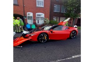 ferrari-sf90-stradale-crashes-into-5-parked-cars-i (1)