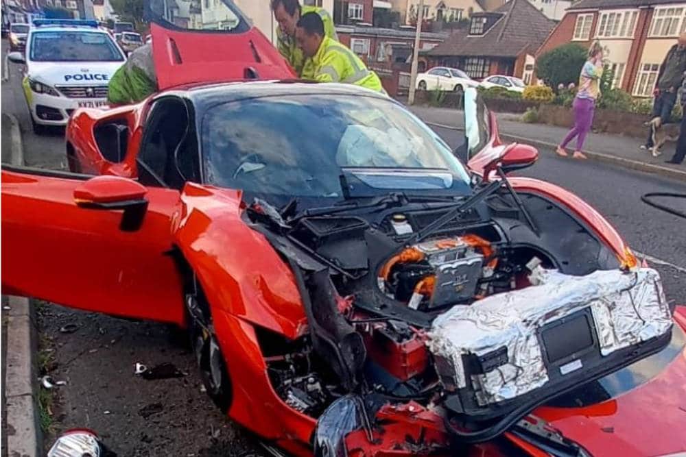 https://autogreeknews.gr/wp-content/uploads/2022/05/ferrari-sf90-stradale-crashes-into-5-parked-cars-i.jpg
