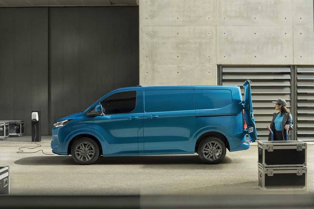 https://autogreeknews.gr/wp-content/uploads/2022/05/ford-e-transit-custom-3.jpg