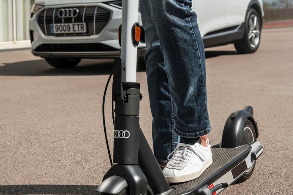 https://autogreeknews.gr/wp-content/uploads/2022/06/Audi-electric-kick-scooter_2.jpg