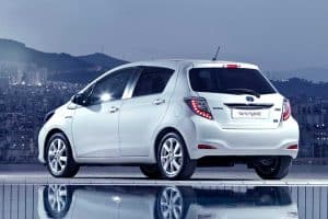 Toyota-Yaris-Hybrid-2012-(3)