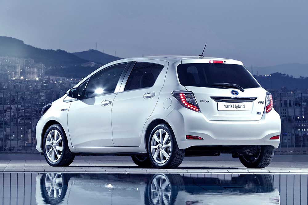 https://autogreeknews.gr/wp-content/uploads/2022/06/Toyota-Yaris-Hybrid-2012-3.jpg