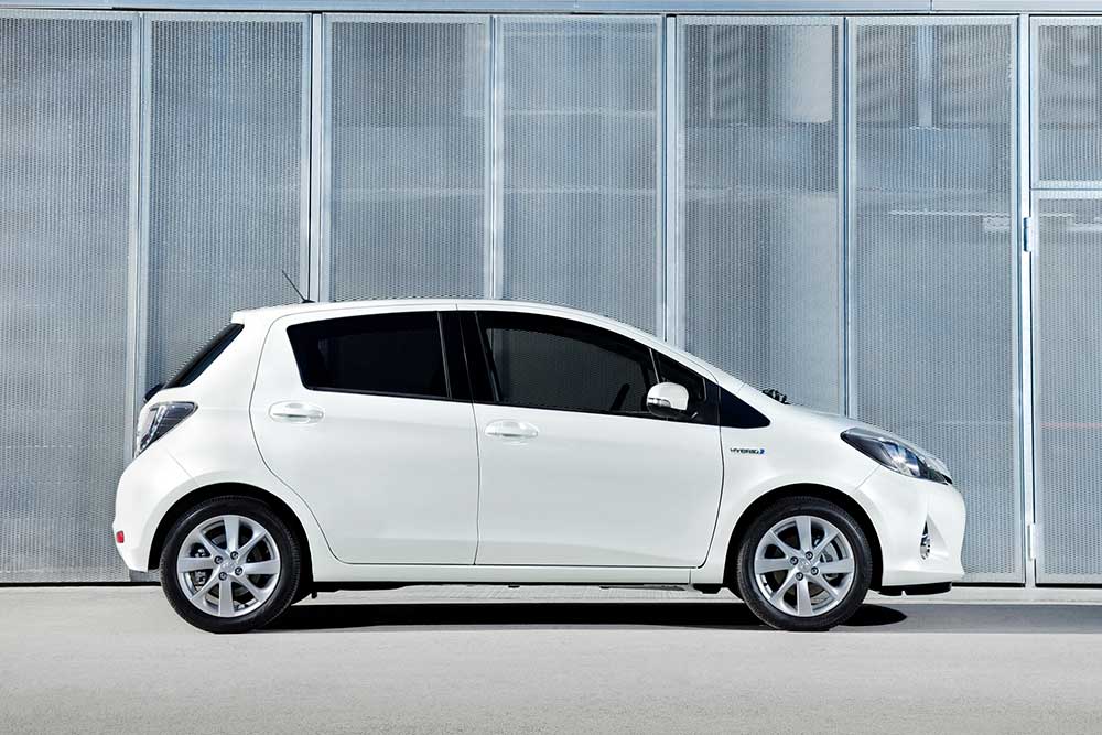https://autogreeknews.gr/wp-content/uploads/2022/06/Toyota-Yaris-Hybrid-2012-4.jpg