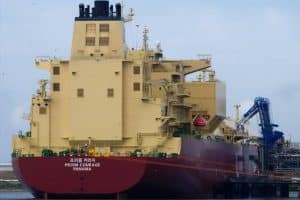 huge-hyundai-merchant-ship-sails-across-the-pacifi (1)