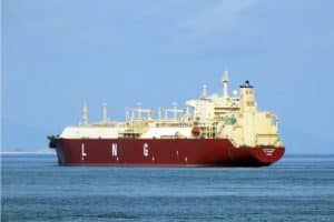 huge-hyundai-merchant-ship-sails-across-the-pacifi (2)