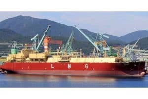 huge-hyundai-merchant-ship-sails-across-the-pacifi