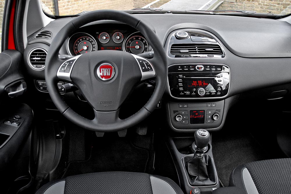 https://autogreeknews.gr/wp-content/uploads/2022/07/Fiat-Punto-2012-interior.jpg