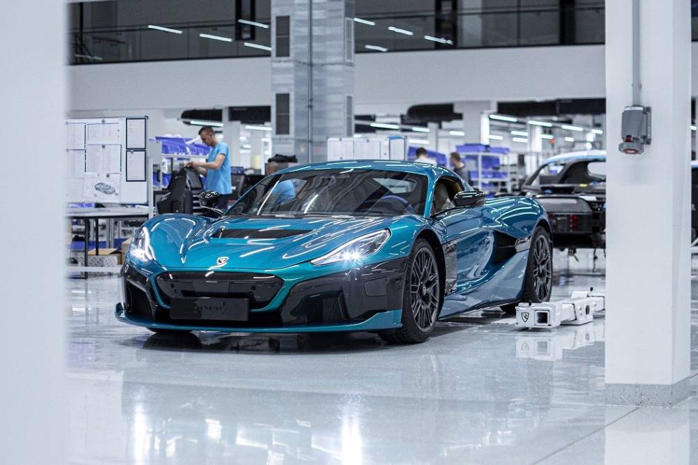 https://autogreeknews.gr/wp-content/uploads/2022/07/first-production-rimac-nevera-rolls-off-the-assemb-5.jpg
