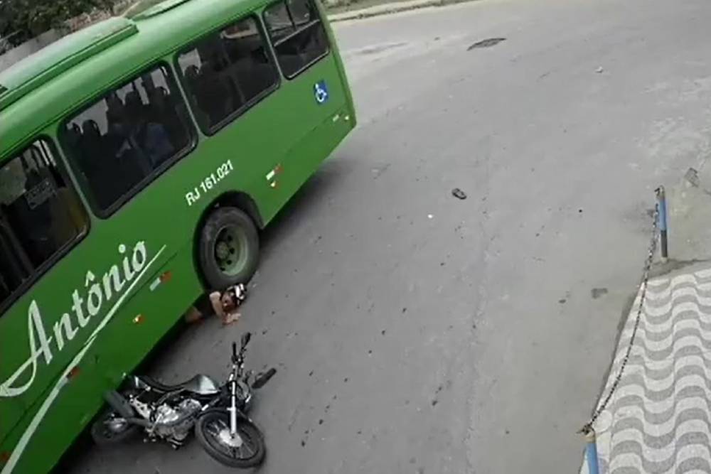 https://autogreeknews.gr/wp-content/uploads/2022/07/helmet-bus.jpg