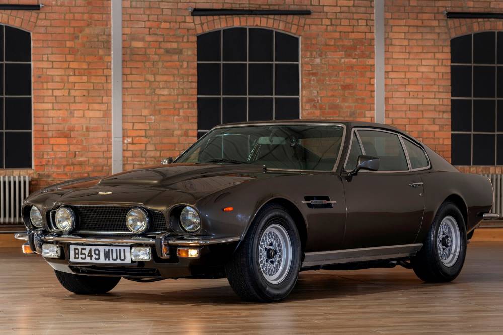 https://autogreeknews.gr/wp-content/uploads/2022/08/1981-Aston-Martin-V8-No-Time-To-Die.jpg