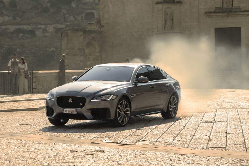https://autogreeknews.gr/wp-content/uploads/2022/08/2020-Jaguar-XF-No-Time-to-Die-1.jpg