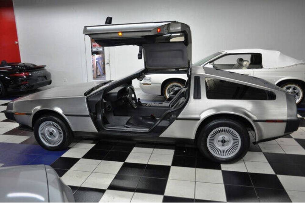 https://autogreeknews.gr/wp-content/uploads/2022/08/DeLorean-DMC-12-13.jpg