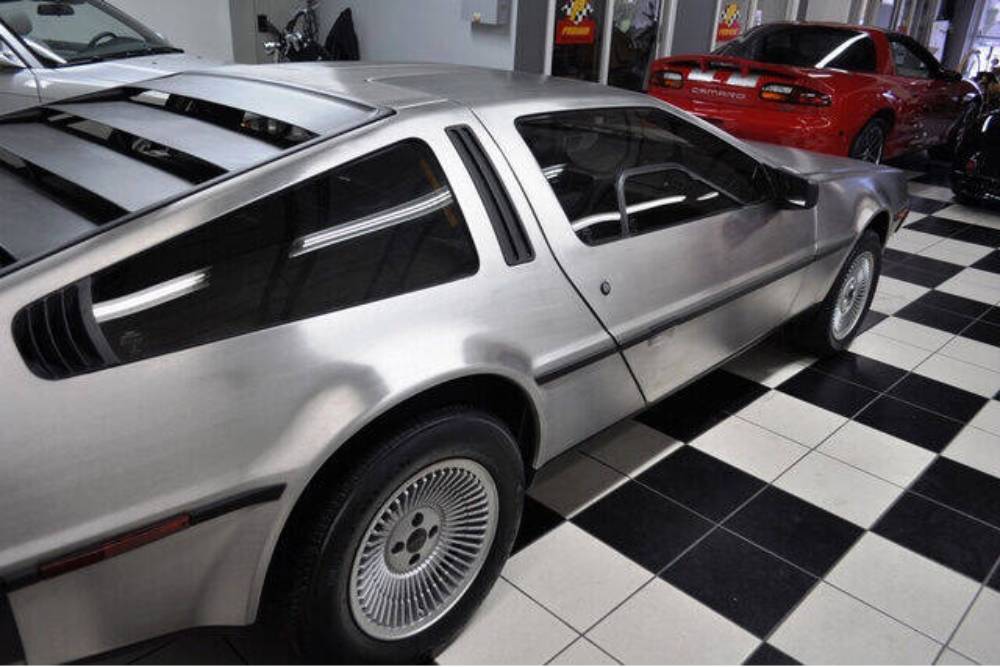 https://autogreeknews.gr/wp-content/uploads/2022/08/DeLorean-DMC-12-9.jpg