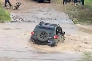 Toyota-FJ-Cruiser-floaded