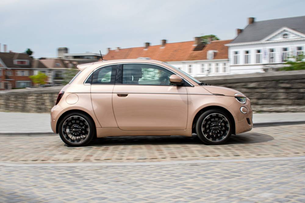 https://autogreeknews.gr/wp-content/uploads/2022/08/fiat_500_la_prima_3_1_1.jpg