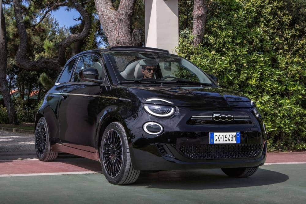 https://autogreeknews.gr/wp-content/uploads/2022/08/fiat_500_la_prima_by_bocelli_cabrio_47.jpg