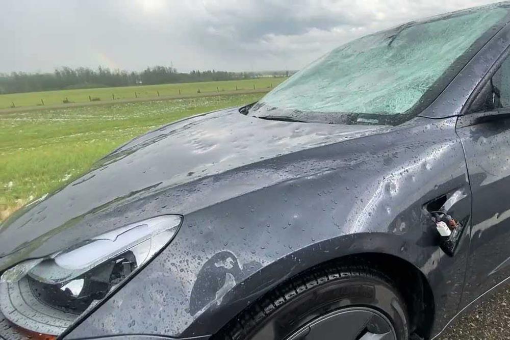 Χαλαζόπτωση έκανε σουρωτήρι ένα Tesla (+videos)