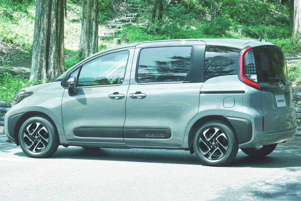 https://autogreeknews.gr/wp-content/uploads/2022/08/toyota-sienta-1.jpg
