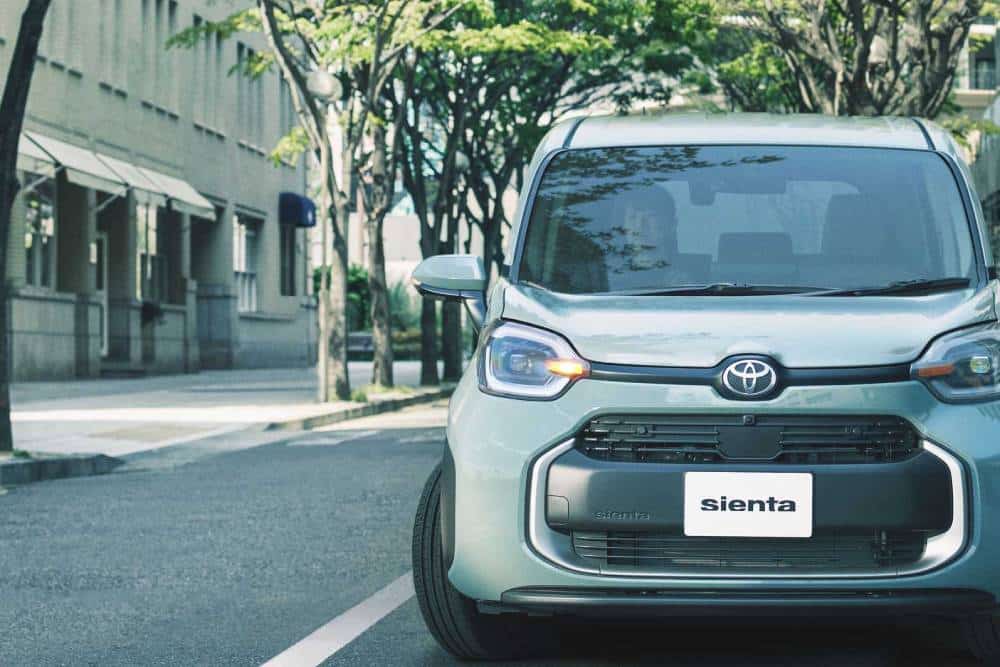 https://autogreeknews.gr/wp-content/uploads/2022/08/toyota-sienta-2.jpg