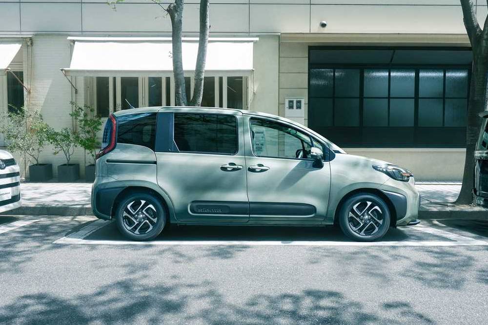https://autogreeknews.gr/wp-content/uploads/2022/08/toyota-sienta-3.jpg