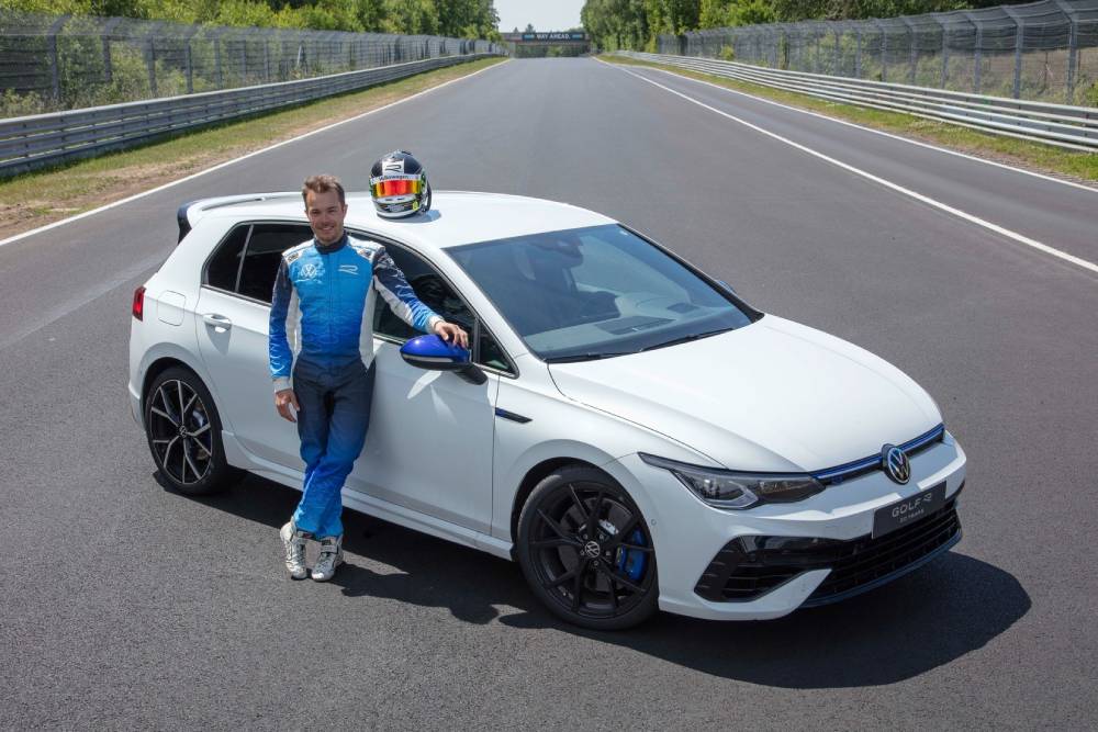 https://autogreeknews.gr/wp-content/uploads/2022/08/vw-golf-r-celebrates-its-20th-anniversary-with-a-n-7.jpg
