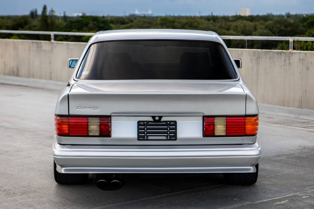 https://autogreeknews.gr/wp-content/uploads/2022/09/1991-Mercedes-Benz-560SEL-6.0-AMG-4.jpg