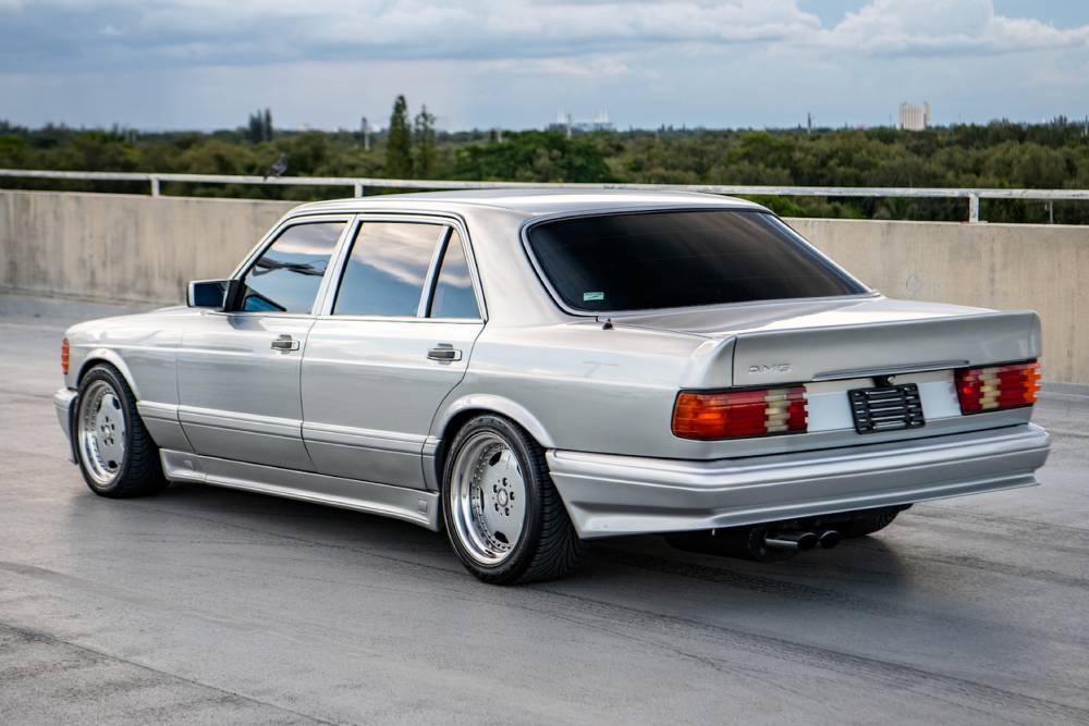 https://autogreeknews.gr/wp-content/uploads/2022/09/1991-Mercedes-Benz-560SEL-6.0-AMG-5.jpg
